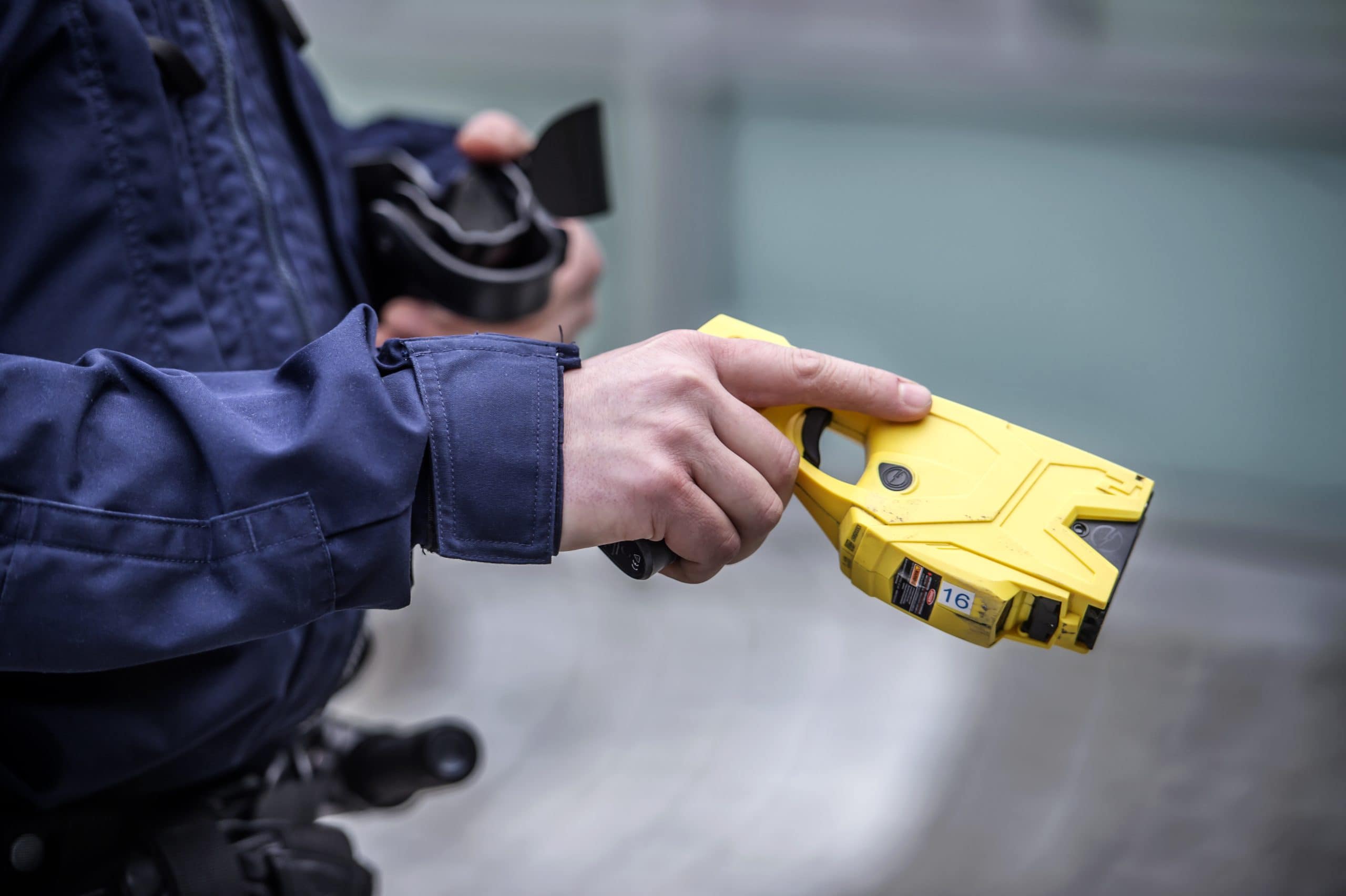 Höjt ob lämnar instruktörer i kläm