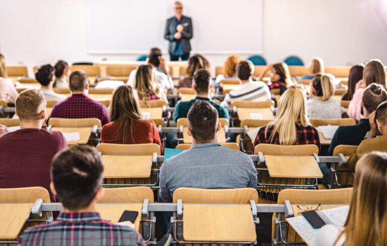 En universitetssal med studenter som lyssnar på en lärare