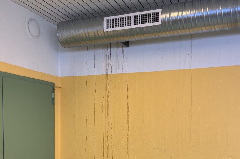 I ett källarutrymme i Kungälvs polishus, byggt 1969, har det runnit in regnvatten. Foto: Privat