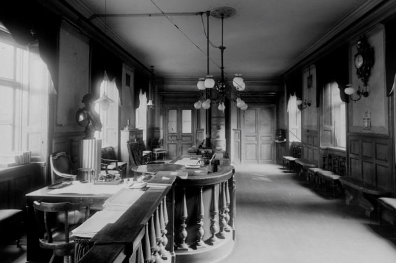 Polisstationen på Myntgatan 4. Bild från 1898. Källa: Stadsmuseet i Stockholm