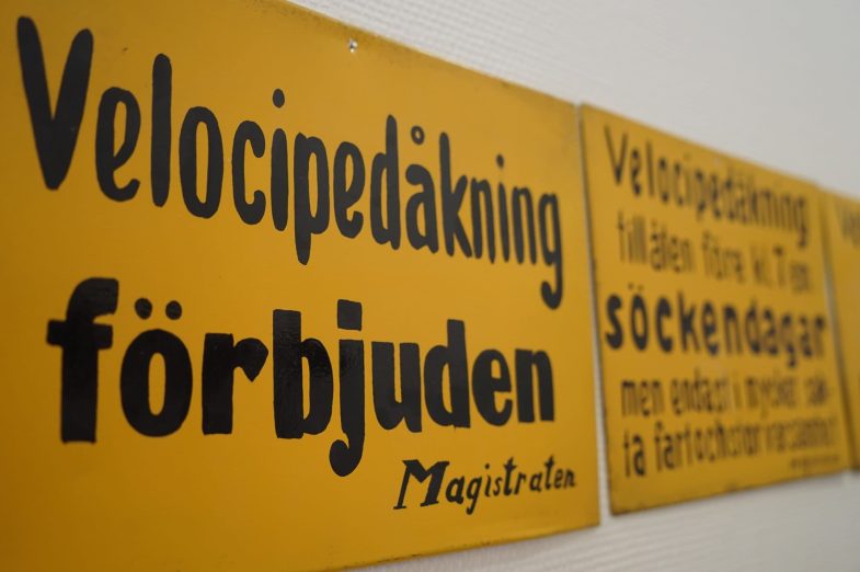 Skyltar som förbjuder mopedåkning